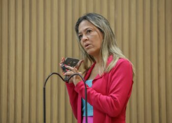 Sheyla liga para unidade de saúde durante fala na Câmara e mostra descaso