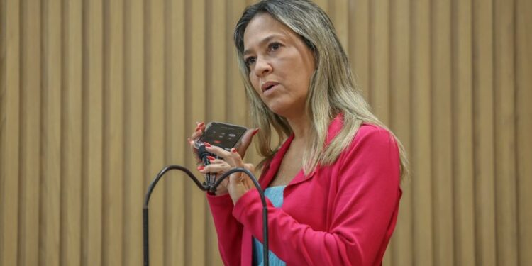 Sheyla liga para unidade de saúde durante fala na Câmara e mostra descaso