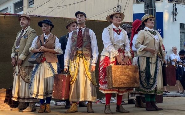 Com apresentação da peça “A peleja de Leandro na trilha de Cordel”, Grupo Imbuaça emociona público em Itabaiana