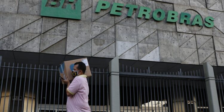 Petrobras bate recorde de utilização de refinarias