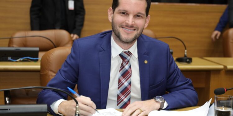 Iniciativa de Neto Batalha para evitar fraude contra idosos vira lei em Sergipe