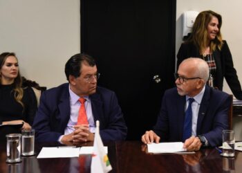 Presidente da FNP, Edvaldo entrega a relator propostas de aprimoramento da reforma tributária