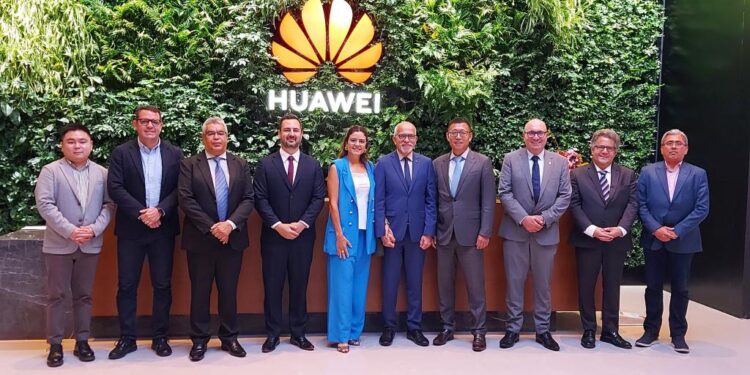Em missão na China, prefeito Edvaldo conhece as instalações da Huawei em Shenzhen