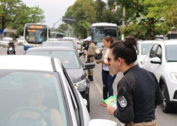 SMTT realiza blitz educativa em alusão à Semana Nacional de Trânsito