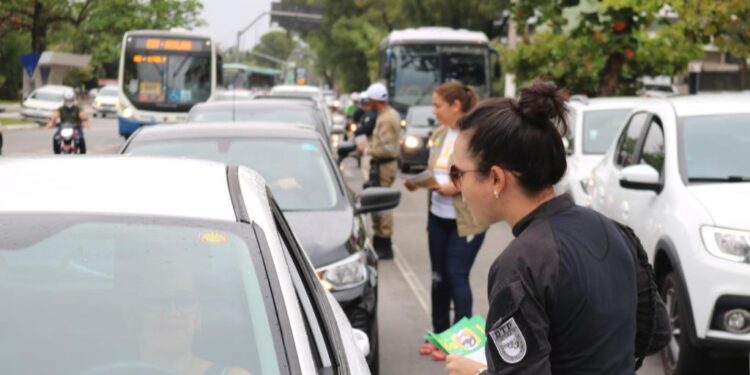 SMTT realiza blitz educativa em alusão à Semana Nacional de Trânsito