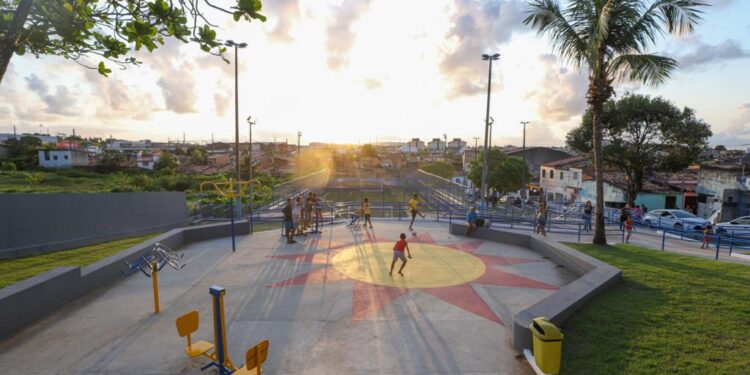 Comunidade do bairro Olaria celebra revitalização da praça Papa João Paulo II