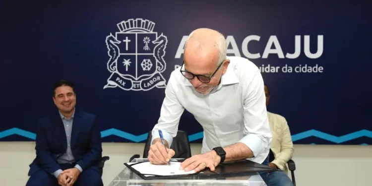 Prefeito Edvaldo Nogueira reassume comando da gestão de Aracaju