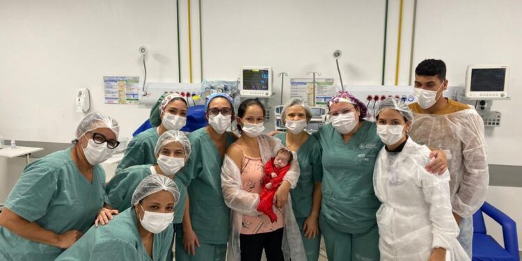 Maternidade Lourdes Nogueira: após 75 dias de internação e cirurgia, bebê gemelar recebe alta