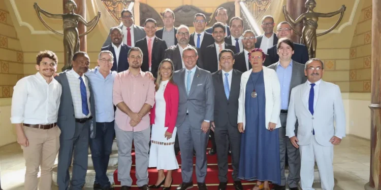 Fábio Mitidieri recebe prefeito em exercício de Aracaju e vereadores e apresenta os investimentos