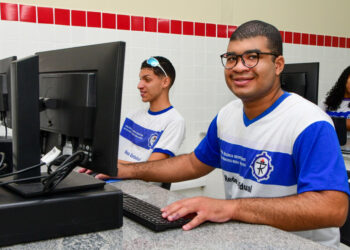 Comunidade escolar comemora obras de infraestrutura e melhoria das instalações da Rede Estadual de Ensino