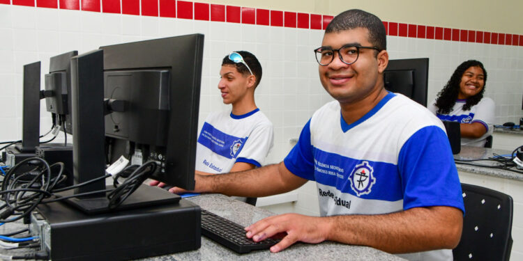 Comunidade escolar comemora obras de infraestrutura e melhoria das instalações da Rede Estadual de Ensino