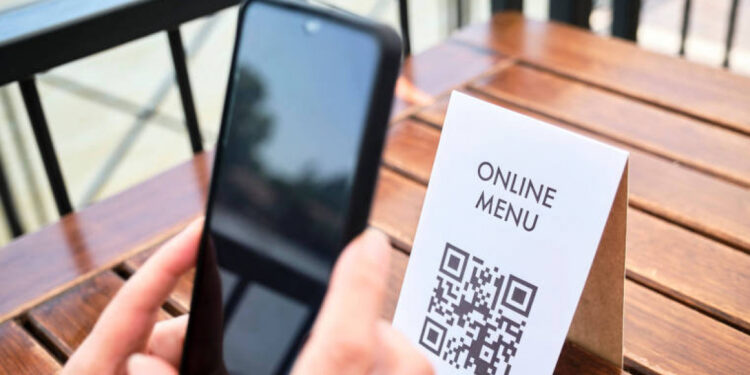 Bares, hotéis e estabelecimentos similares estão proibidos de disponibilizar cardápio apenas de forma digital