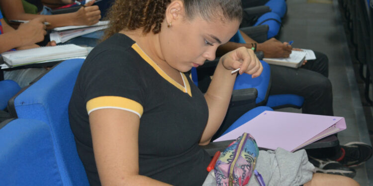 Maratona do Enem continua com oficina de redação neste sábado, 30