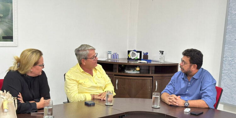 Sedetec dialoga com prefeitura de Santana do São Francisco sobre desenvolvimento econômico do município