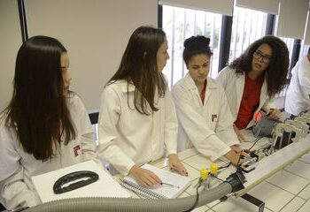 Estudantes do ensino médio terão bolsa para permanecer na escola