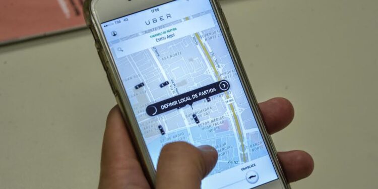 Justiça do Trabalho decide que Uber deverá registrar motoristas