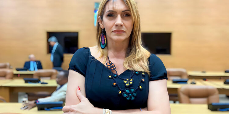 Linda Brasil lamenta aprovação de PL que entrega mais serviços públicos do Estado para gestão de empresas