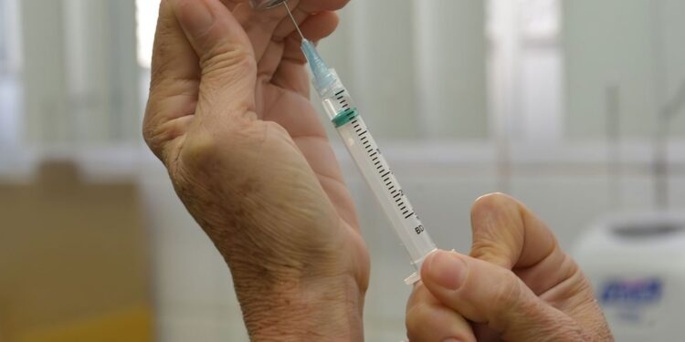 Vacinas também ajudam a conter surgimento de bactérias resistentes