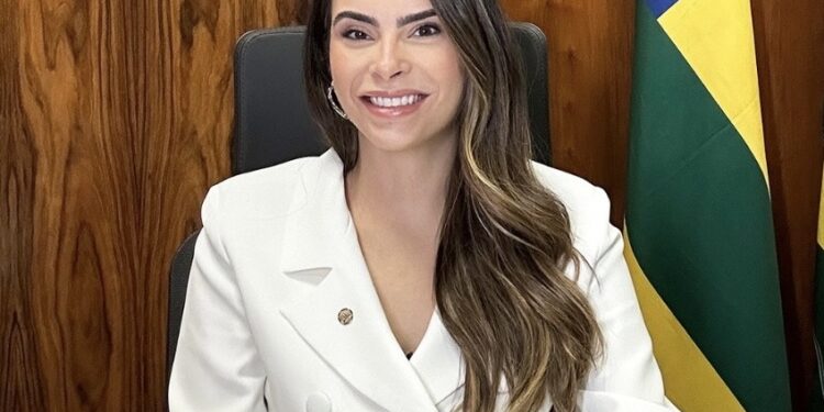 Yandra Moura comemora liberação de R$ 10 bilhões para estados e municípios