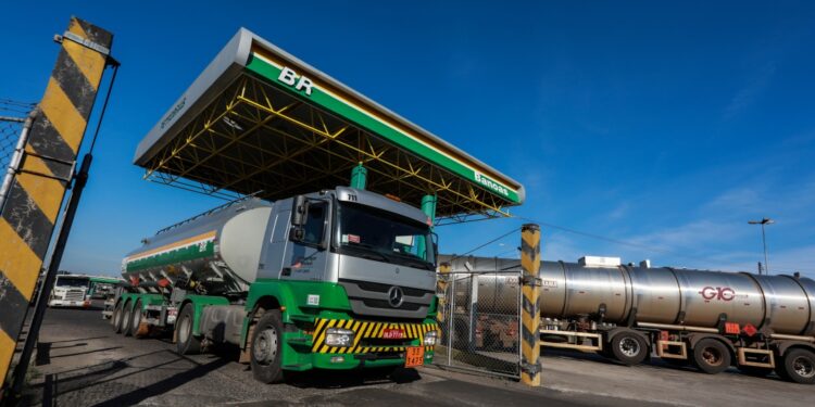 Petrobras reduz preço da gasolina e aumenta o do diesel