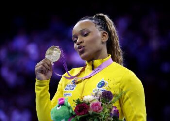 Ginasta Rebeca Andrade é bicampeã mundial do salto na Bélgica