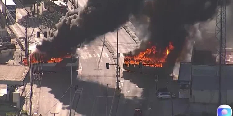 Criminosos incendeiam 29 ônibus na zona oeste do Rio