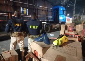 Policia Rodoviária Federal apreende mais de 700 tênis de várias marcas no Km 151, da BR-101, em Estância