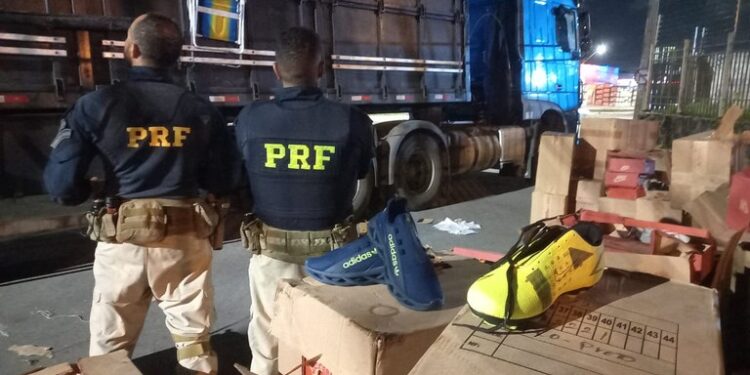 Policia Rodoviária Federal apreende mais de 700 tênis de várias marcas no Km 151, da BR-101, em Estância