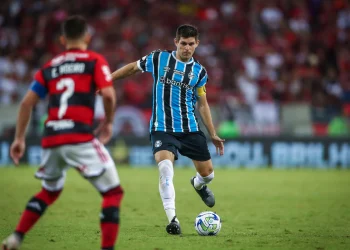 Em momentos opostos, Flamengo e Grêmio jogam em Porto Alegre