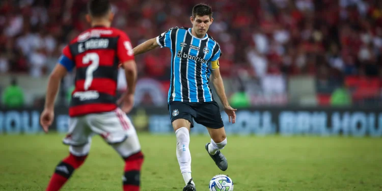 Em momentos opostos, Flamengo e Grêmio jogam em Porto Alegre