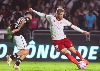 Internacional se impõe e complica Vasco no Brasileirão