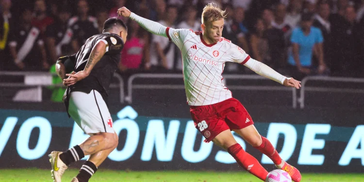 Internacional se impõe e complica Vasco no Brasileirão