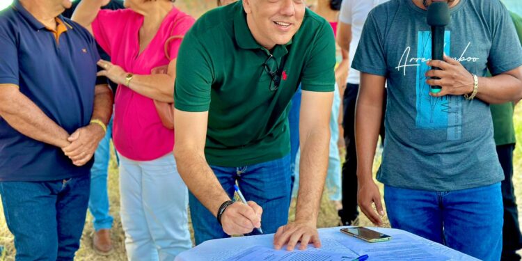 Deputado Fábio Reis entrega calçamento e marca início de obras em Tobias Barreto