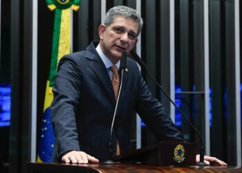 Rogério Carvalho cobra cumprimento do piso salarial da enfermagem e respeito aos servidores da FHS