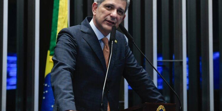 Rogério Carvalho cobra cumprimento do piso salarial da enfermagem e respeito aos servidores da FHS