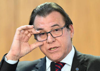 Ministro do Trabalho afirma que ‘já passou da hora’ de se discutir a redução da jornada de trabalho