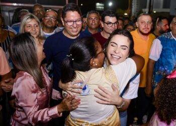 Yandra é recebida com alegria durante procissão de Nossa Senhora Aparecida no Bugio