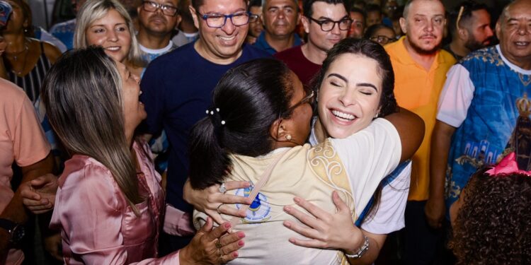Yandra é recebida com alegria durante procissão de Nossa Senhora Aparecida no Bugio