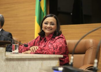 Deputada Carminha protocola projeto de lei para ajudar na autoestima de mulheres