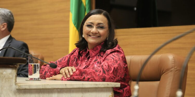 Deputada Carminha protocola projeto de lei para ajudar na autoestima de mulheres