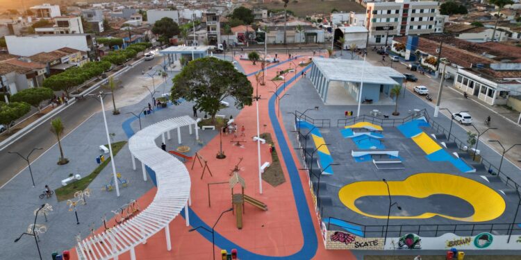 Prefeito promove a recuperação e construção de espaços de lazer e prática esportiva em Carira