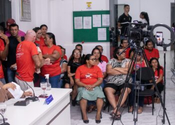 Professores de Salgado cobram o atraso do salário da Prefeitura na Câmara Municipal