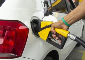Preço da gasolina cai 0,38% na segunda semana de outubro, com média nacional de R$ 5,967 por litro