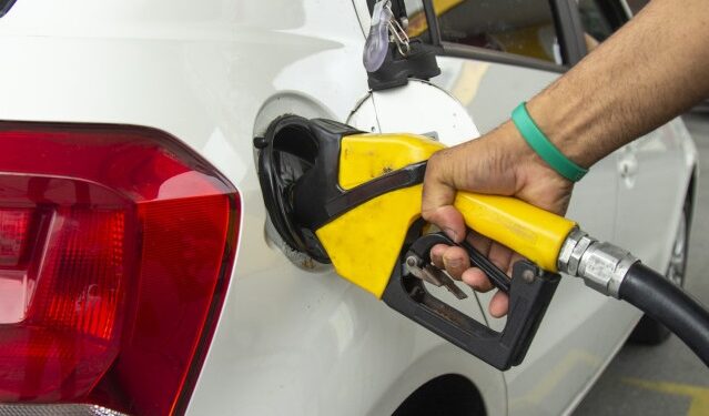 Preço da gasolina cai 0,38% na segunda semana de outubro, com média nacional de R$ 5,967 por litro