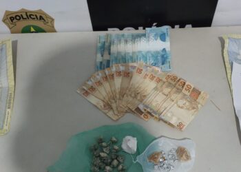 Denarc prende mulher em flagrante por tráfico de drogas no bairro Novo Paraíso, em Aracaju