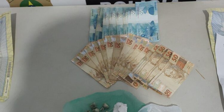 Denarc prende mulher em flagrante por tráfico de drogas no bairro Novo Paraíso, em Aracaju