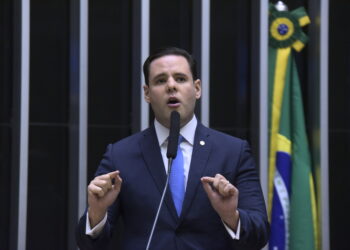 Rodrigo Valadares e PGR em confronto sobre a investigação do relógio Piaget de Lula