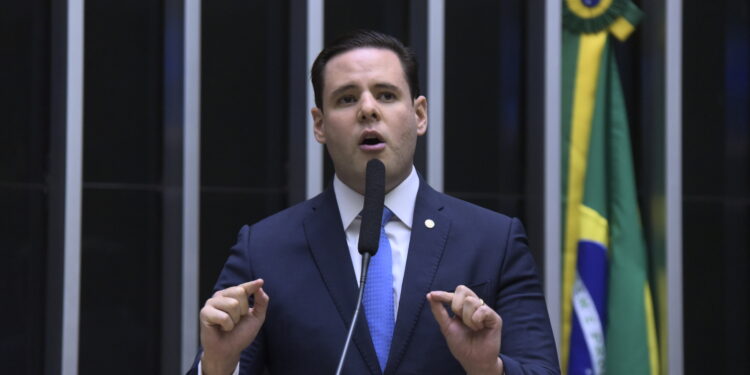 Rodrigo Valadares e PGR em confronto sobre a investigação do relógio Piaget de Lula