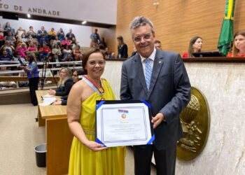Secretária de Educação de Pedrinhas é homenageada por propositura do deputado Luciano Pimentel
