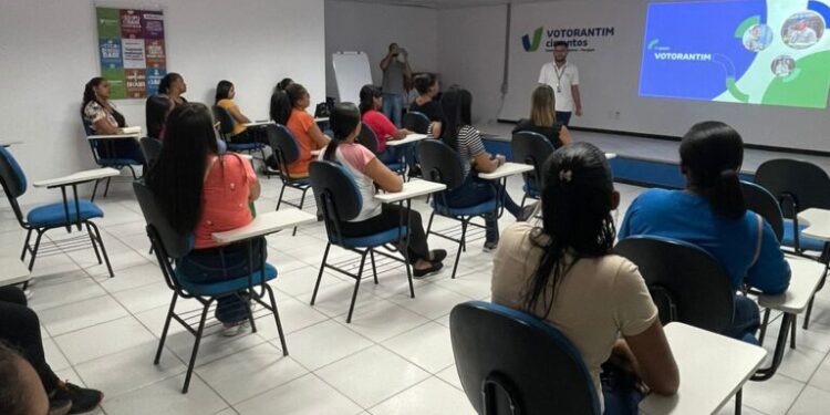 Moradoras de Laranjeiras participam de curso gratuito oferecido pela Votorantim
